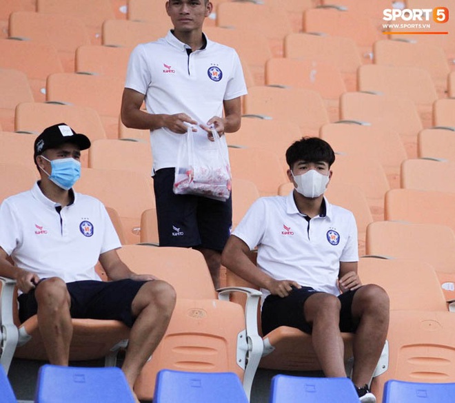 Đức Chinh cổ vũ đồng đội từ trên khán đài vì đang điều trị viêm gan B - Ảnh 3.