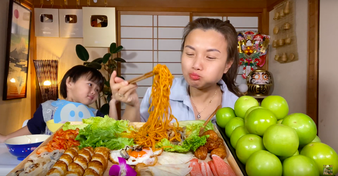 Ba không chịu quay vlog cùng hai mẹ con Quỳnh Trần JP nữa mà chỉ đứng bên ngoài nhìn vào, bé Sa có một hành động cực dễ thương khiến dân tình “lụi tim” - Ảnh 2.