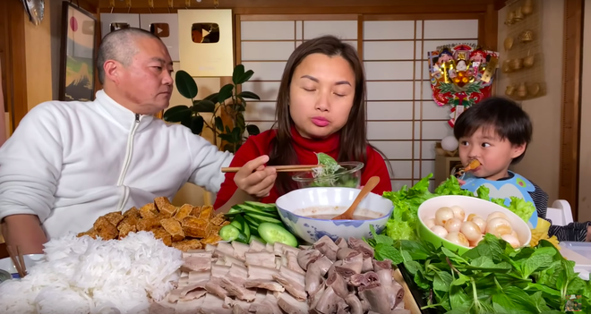 Ba không chịu quay vlog cùng hai mẹ con Quỳnh Trần JP nữa mà chỉ đứng bên ngoài nhìn vào, bé Sa có một hành động cực dễ thương khiến dân tình “lụi tim” - Ảnh 6.