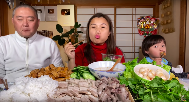 Ba không chịu quay vlog cùng hai mẹ con Quỳnh Trần JP nữa mà chỉ đứng bên ngoài nhìn vào, bé Sa có một hành động cực dễ thương khiến dân tình “lụi tim” - Ảnh 7.