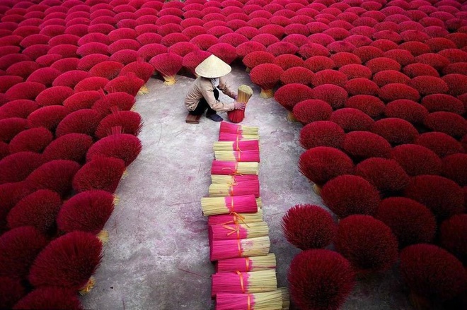 Loạt ảnh chụp làng nghề làm nhang Việt Nam đang khiến cư dân mạng Trung Quốc sửng sốt, từ khoá lọt hẳn top tìm kiếm Weibo: Quá tuyệt vời! - Ảnh 6.