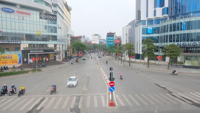 Ảnh: Phố phường Hà Nội vắng như mùng 1 Tết vì dịch Covid-19 - Ảnh 1.