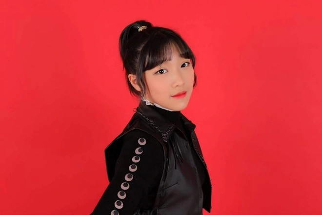 Top idol nhỏ tuổi nhất Kpop: Nghe năm sinh của center cực phẩm IZ*ONE và bản sao Jungkook mà thở dài Mình già quá rồi - Ảnh 3.