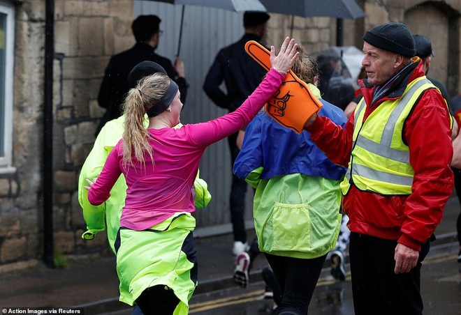 Mặc COVID-19, hàng ngàn CĐV Anh vẫn tung tăng đi xem bóng đá, thi chạy marathon khiến báo đài nước này hốt hoảng: Các người đang nghĩ cái quái gì vậy? - Ảnh 4.