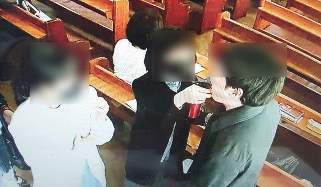 Ổ dịch mới 46 người nhiễm Covid-19 tại nhà thờ ở Seoul: Tín đồ đã dùng chung vòi xịt nước muối vào miệng để diệt virus - Ảnh 2.