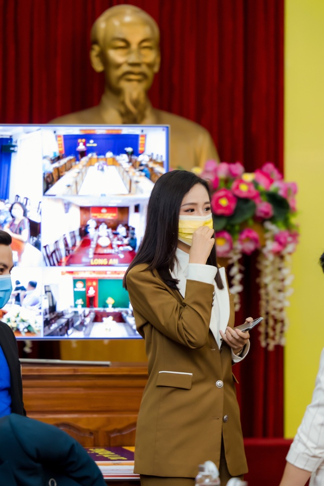 Hoa hậu Mai Phương Thuý gặp Thủ tướng Chính phủ, đại diện ủng hộ 20 tỷ đồng phòng chống đại dịch Covid-19 - Ảnh 6.