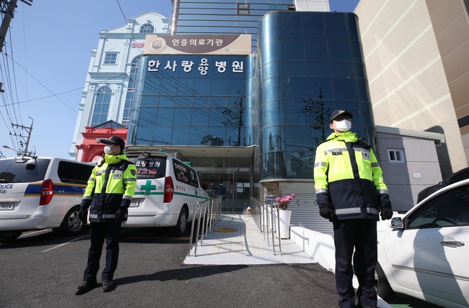 Hàn Quốc: Xuất hiện thêm ổ dịch Covid-19 tại bệnh viện ở Daegu; Thứ trưởng Y tế tự cách ly sau khi tiếp xúc với bác sĩ nhiễm bệnh - Ảnh 1.