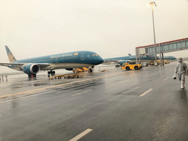 Bên trong những chuyến bay Vietnam Airlines đưa đồng bào về từ tâm dịch châu Âu - Ảnh 1.