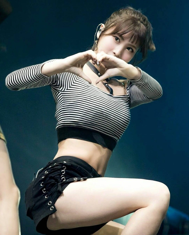 Vì áo oversized che dáng nên khối người tưởng Momo “lép” nhưng kéo đến ảnh diện bikini thì phải GATO luôn á - Ảnh 9.