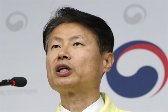 Hàn Quốc: Xuất hiện thêm ổ dịch Covid-19 tại bệnh viện ở Daegu; Thứ trưởng Y tế tự cách ly sau khi tiếp xúc với bác sĩ nhiễm bệnh - Ảnh 3.