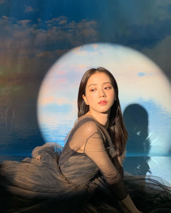 Ảnh hậu trường chưa PTS của Jisoo (BLACKPINK) gây sốt: Bảo sao được gọi là Hoa hậu, kéo đến chú thích lại ngã ngửa - Ảnh 8.