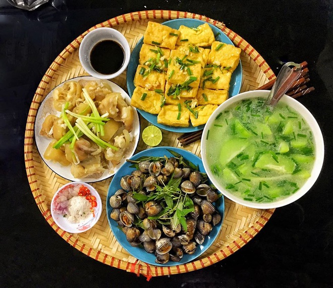 Gái xinh khéo tay nấu cơm nhà còn ngon hơn ngoài tiệm, dân tình nháo nhào: Mặt hàng này còn không? - Ảnh 2.