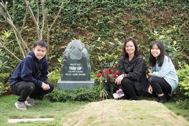 4 năm ngày mất, vợ con và ban nhạc Bức Tường đến viếng mộ cố nhạc sĩ Trần Lập: Người đã ra đi nhưng cái tình còn mãi! - Ảnh 4.