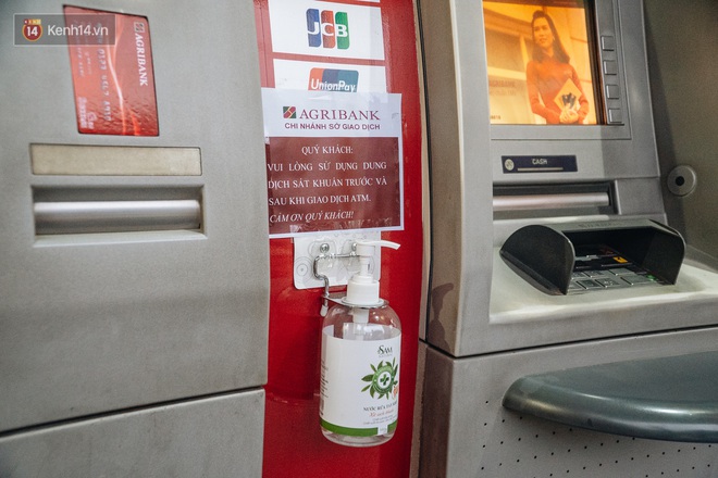 Chùm ảnh: Ngân hàng bố trí nước rửa tay sát khuẩn tại các cây ATM phòng dịch COVID-19 - Ảnh 4.