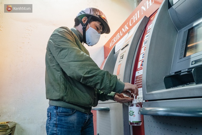 Chùm ảnh: Ngân hàng bố trí nước rửa tay sát khuẩn tại các cây ATM phòng dịch COVID-19 - Ảnh 8.