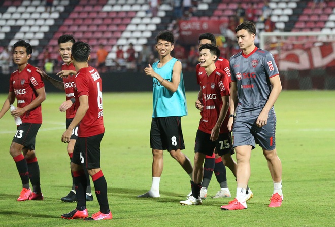 HLV Muangthong United nói gì khi đẩy thủ môn số 1 tuyển Việt Nam lên băng ghế dự bị? - Ảnh 1.