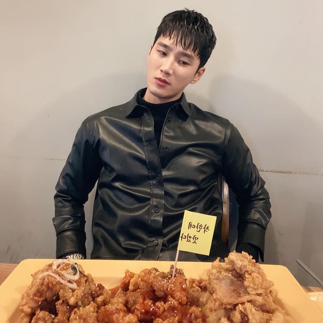 Ahn Bo Hyun (Tầng lớp Itaewon) biểu cảm cực dễ thương khi nói rằng không thích ăn thịt gà - Ảnh 1.