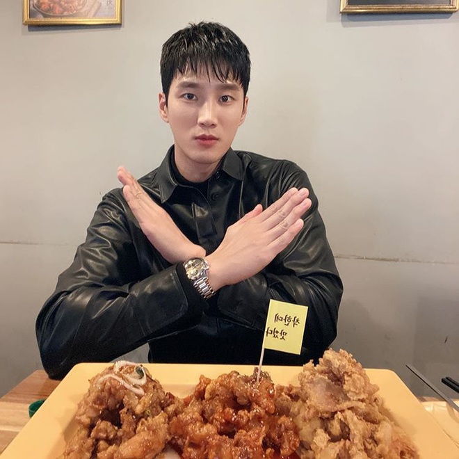 Ahn Bo Hyun (Tầng lớp Itaewon) biểu cảm cực dễ thương khi nói rằng không thích ăn thịt gà - Ảnh 3.