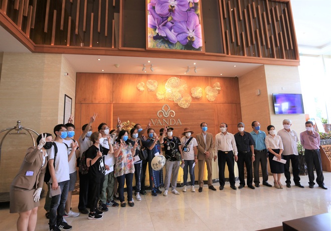 Du khách nước ngoài vui mừng rời khu cách ly ở Đà Nẵng: Cảm ơn các bạn, chúng tôi sẽ quay lại vào một ngày thuận lợi hơn - Ảnh 2.