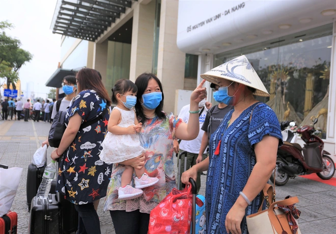 Du khách nước ngoài vui mừng rời khu cách ly ở Đà Nẵng: Cảm ơn các bạn, chúng tôi sẽ quay lại vào một ngày thuận lợi hơn - Ảnh 8.