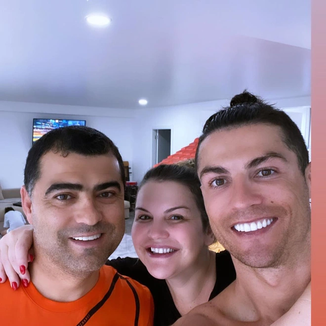 Ronaldo bị cựu chủ tịch Juve coi là hình tượng xấu khiến đồng đội đua đòi: Cậu ta nói về Bồ Đào Nha vì mẹ ốm mà suốt ngày chụp ảnh bên bể bơi! - Ảnh 2.