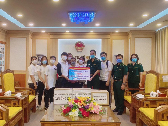 Vợ chồng Đông Nhi - Ông Cao Thắng và fanclub khủng trao tặng 35.000 khẩu trang, loạt vật dụng y tế phòng dịch Covid-19 - Ảnh 2.