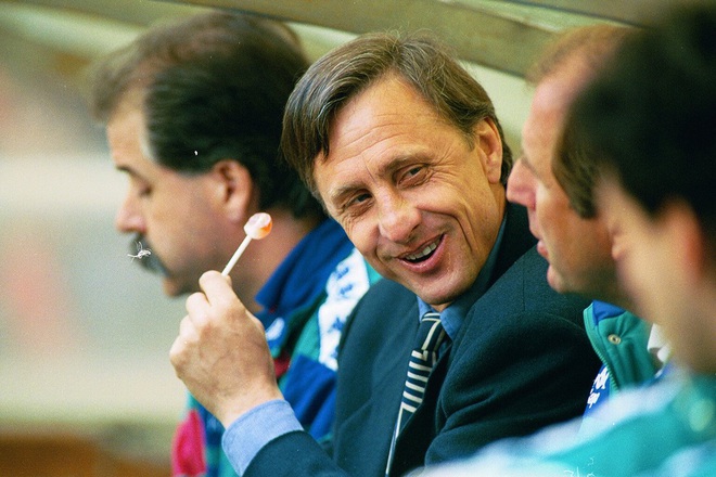 4 năm ngày mất của Johan Cruyff: Huyền thoại vĩ đại “đốt mình” mỗi ngày và cuối cùng, khói thuốc mang ông đi - Ảnh 3.