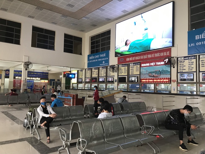 Ảnh: Kiểm tra thân nhiệt, khai báo ý tế bắt buộc từng hành khách tại bến xe để phòng chống dịch bệnh COVID-19 - Ảnh 16.