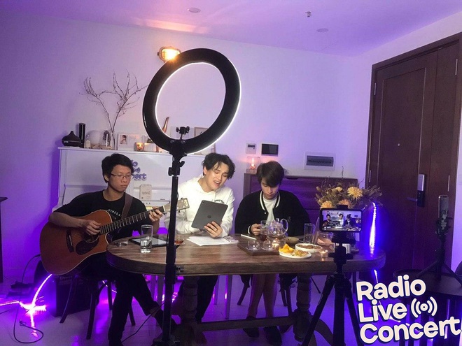 Nguyễn Trần Trung Quân mở bát Radio Live Concert: Hát một lèo các ca khúc vừa cũ vừa mới, tỏ tình Denis Đặng và lộ diện luôn gà mới được rủ hát chung! - Ảnh 6.