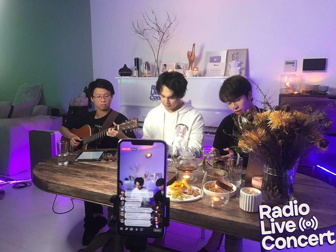 Nguyễn Trần Trung Quân mở bát Radio Live Concert: Hát một lèo các ca khúc vừa cũ vừa mới, tỏ tình Denis Đặng và lộ diện luôn gà mới được rủ hát chung! - Ảnh 2.