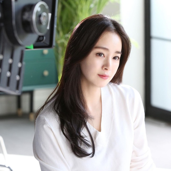 Kim Tae Hee và Bi Rain tung ảnh hậu trường: Ngắm mỹ nhân 2 con đẹp, kéo xuống hình vợ chồng mà ngã ngửa - Ảnh 10.