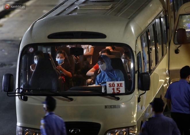 Ảnh: Đoàn xe vận chuyển 600 người nhà bệnh nhân Bạch Mai đến khu cách ly tập trung - Ảnh 8.