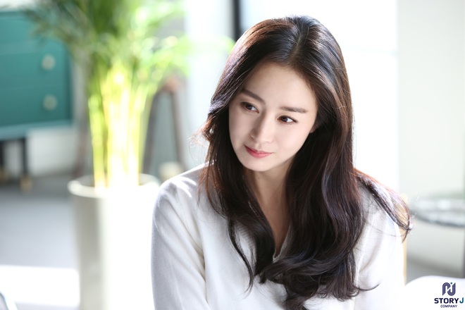 Kim Tae Hee và Bi Rain tung ảnh hậu trường: Ngắm mỹ nhân 2 con đẹp, kéo xuống hình vợ chồng mà ngã ngửa - Ảnh 11.