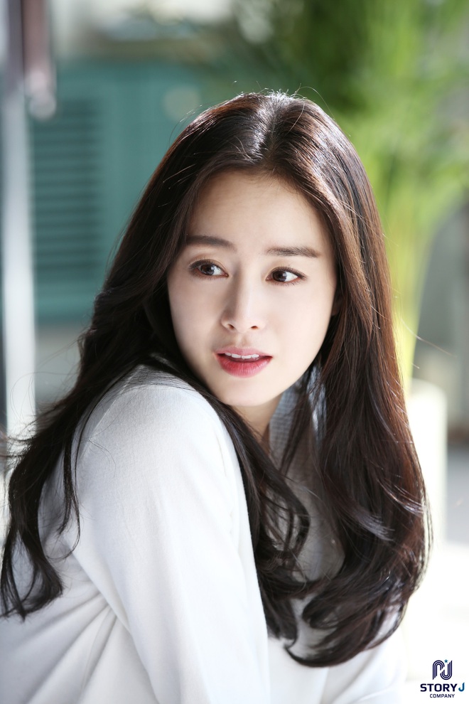 Kim Tae Hee và Bi Rain tung ảnh hậu trường: Ngắm mỹ nhân 2 con đẹp, kéo xuống hình vợ chồng mà ngã ngửa - Ảnh 9.