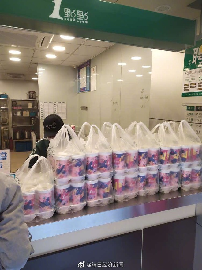 Mở cửa lại sau thời gian ngừng hoạt động, các tiệm trà sữa ở Vũ Hán hú hồn vì số người mua trà sữa tăng gấp 8 lần - Ảnh 3.