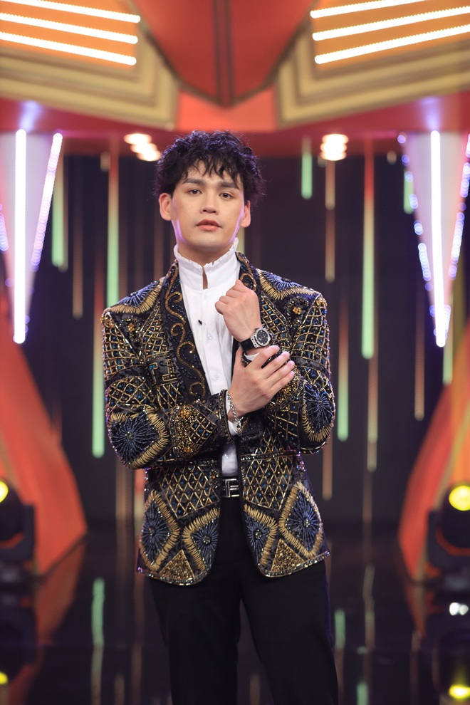 Denis Đặng mang cả bộ tóc dài ngang lưng đi chơi gameshow, tố Trung Quân... gian xảo - Ảnh 4.