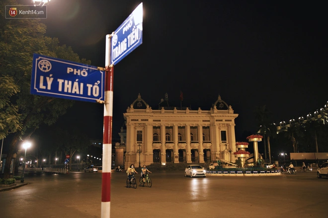 Chùm ảnh những địa điểm nổi tiếng của Hà Nội và Sài Gòn vắng lặng, tắt điện không đợi đến Giờ trái đất: Một năm thật khác lạ! - Ảnh 5.