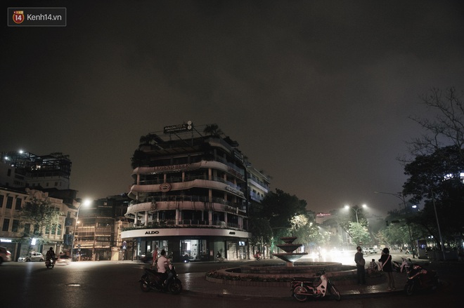 Chùm ảnh những địa điểm nổi tiếng của Hà Nội và Sài Gòn vắng lặng, tắt điện không đợi đến Giờ trái đất: Một năm thật khác lạ! - Ảnh 4.