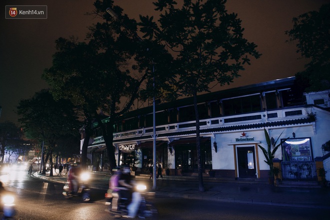 Chùm ảnh những địa điểm nổi tiếng của Hà Nội và Sài Gòn vắng lặng, tắt điện không đợi đến Giờ trái đất: Một năm thật khác lạ! - Ảnh 10.