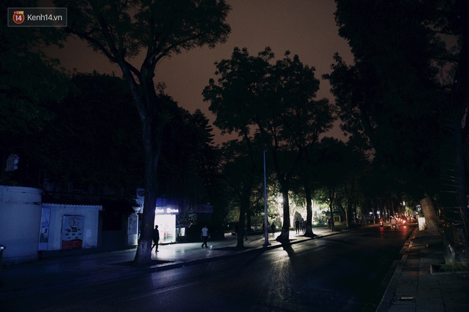 Chùm ảnh những địa điểm nổi tiếng của Hà Nội và Sài Gòn vắng lặng, tắt điện không đợi đến Giờ trái đất: Một năm thật khác lạ! - Ảnh 7.