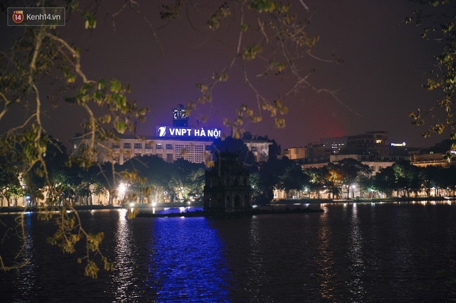 Chùm ảnh những địa điểm nổi tiếng của Hà Nội và Sài Gòn vắng lặng, tắt điện không đợi đến Giờ trái đất: Một năm thật khác lạ! - Ảnh 1.