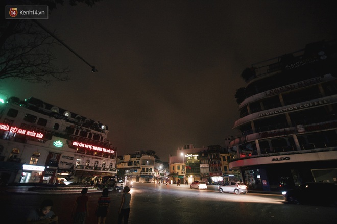 Chùm ảnh những địa điểm nổi tiếng của Hà Nội và Sài Gòn vắng lặng, tắt điện không đợi đến Giờ trái đất: Một năm thật khác lạ! - Ảnh 8.