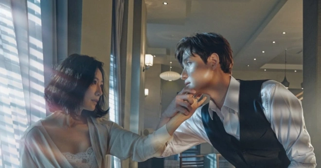 Phim 19  Thế Giới Hôn Nhân: Màn tái xuất nóng bỏng của Kim Hee Ae, drama tiểu tam khiến chị em vừa xem đã muốn ở giá! - Ảnh 4.
