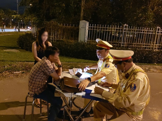Bị CSGT thổi lại, tài xế ôtô say rượu liền đổi ghế lái để né thổi nồng độ cồn - Ảnh 3.