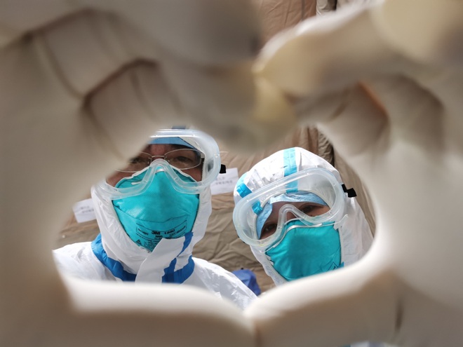 Ra tiền tuyến chống dịch virus corona, nữ bác sĩ bật khóc khi bất ngờ nhận được tin nhắn của chồng: Hẹn gặp lại em ở Vũ Hán - Ảnh 3.