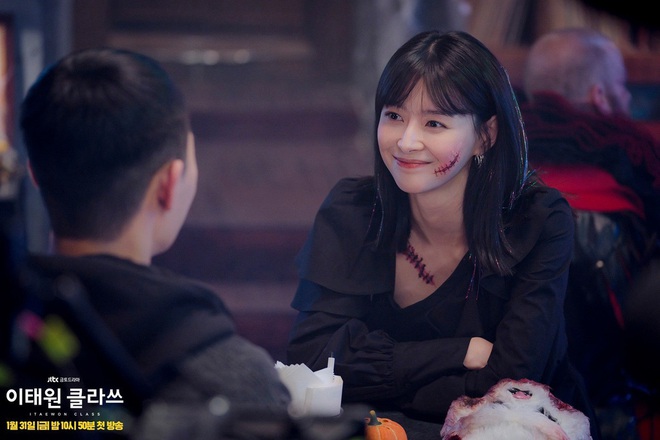 3 chị đẹp idol Hàn lên đời trên màn ảnh 2020: Kwon Nara đại náo Tầng Lớp Itaewon, phim bách hợp của Hani đạt view khủng - Ảnh 3.