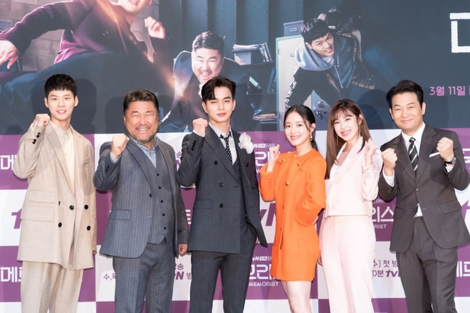 Họp báo ra mắt phim Memorist: Phi công Yoo Seung Ho điệu đà cài bông đỏm dáng hơn cả đàn chị có duyên từ 8 năm trước - Ảnh 1.