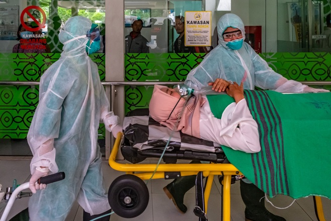 Thiếu thốn vật tư y tế và nhân lực trầm trọng, nhiều y tá Indonesia phải mặc áo mưa hoặc lộn ngược trang phục để sử dụng nhiều lần - Ảnh 4.