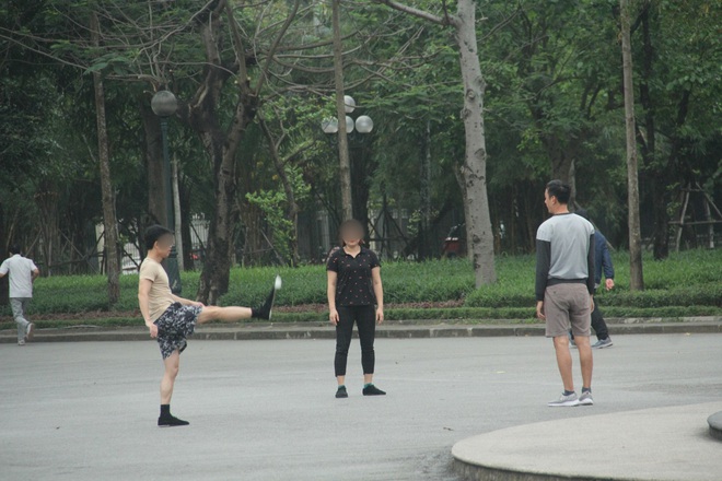 ẢNH: Bất chấp quy định xử phạt hành chính, nhiều người dân ở Hà Nội và Sài Gòn vẫn không đeo khẩu trang đến công viên tập thể dục - Ảnh 5.