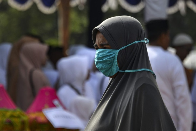 Thiếu thốn vật tư y tế và nhân lực trầm trọng, nhiều y tá Indonesia phải mặc áo mưa hoặc lộn ngược trang phục để sử dụng nhiều lần - Ảnh 3.